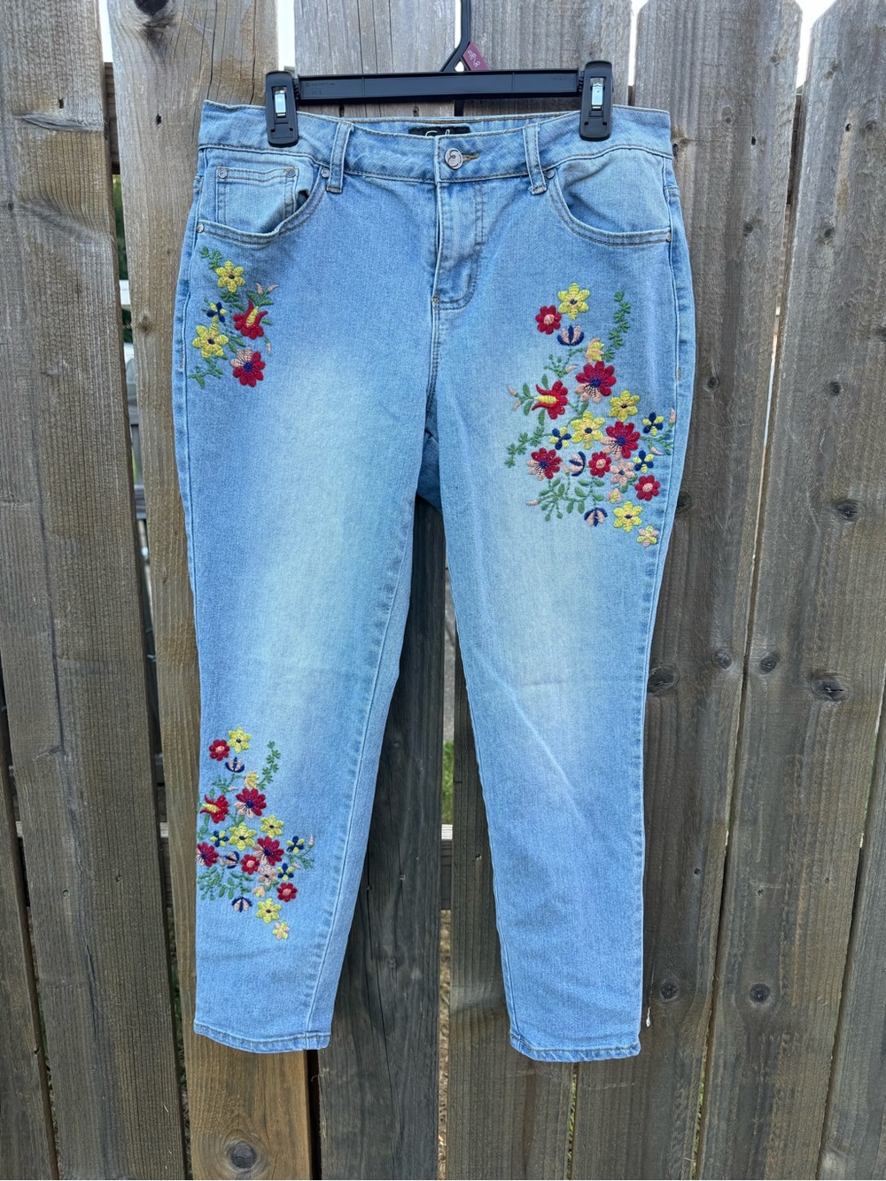 Earl Jeans Light Blue Cropped Women's Jeans with Floral Embroidery